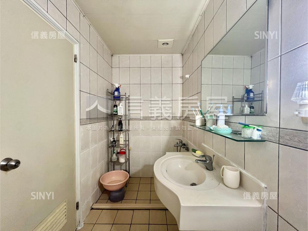 一點利旁約２２年車庫別墅房屋室內格局與周邊環境