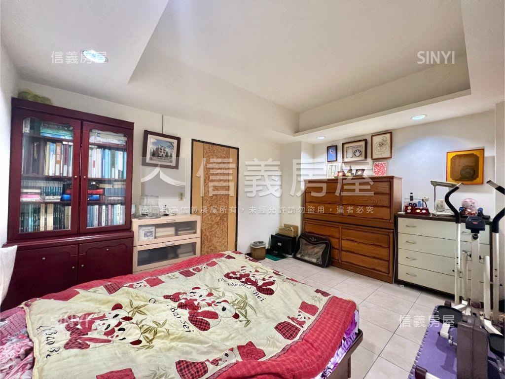 一點利旁約２２年車庫別墅房屋室內格局與周邊環境