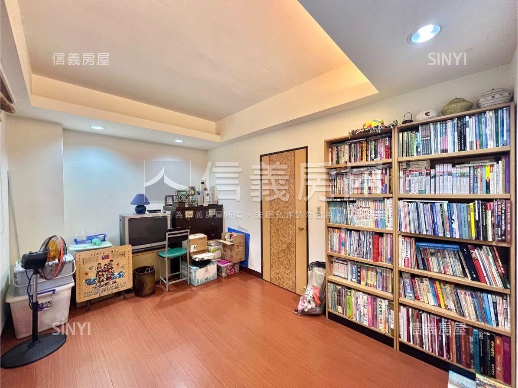 一點利旁約２２年車庫別墅房屋室內格局與周邊環境