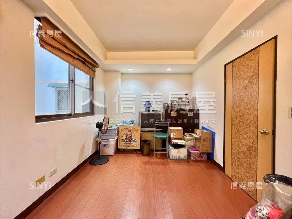 一點利旁約２２年車庫別墅房屋室內格局與周邊環境