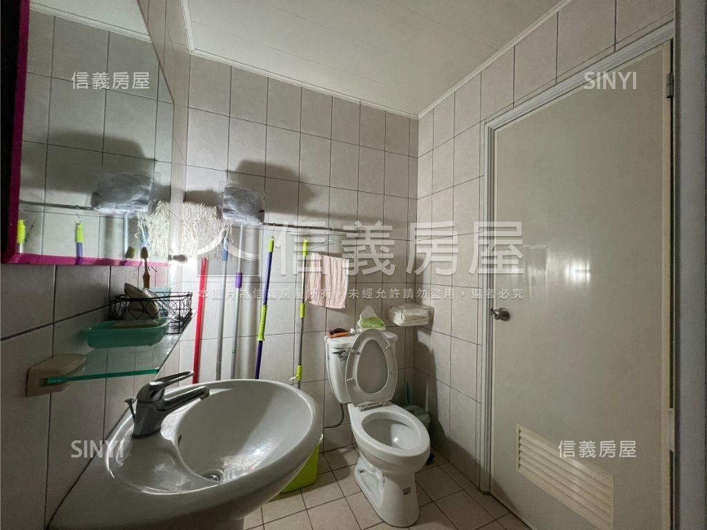 一點利旁約２２年車庫別墅房屋室內格局與周邊環境