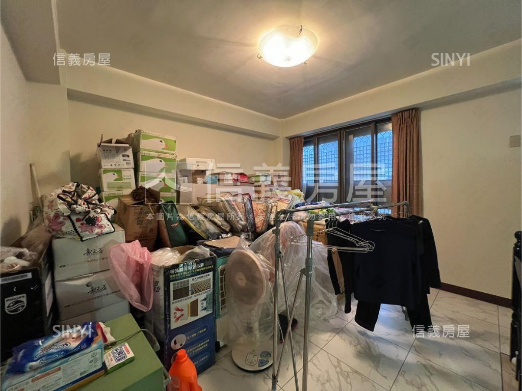 一點利旁約２２年車庫別墅房屋室內格局與周邊環境