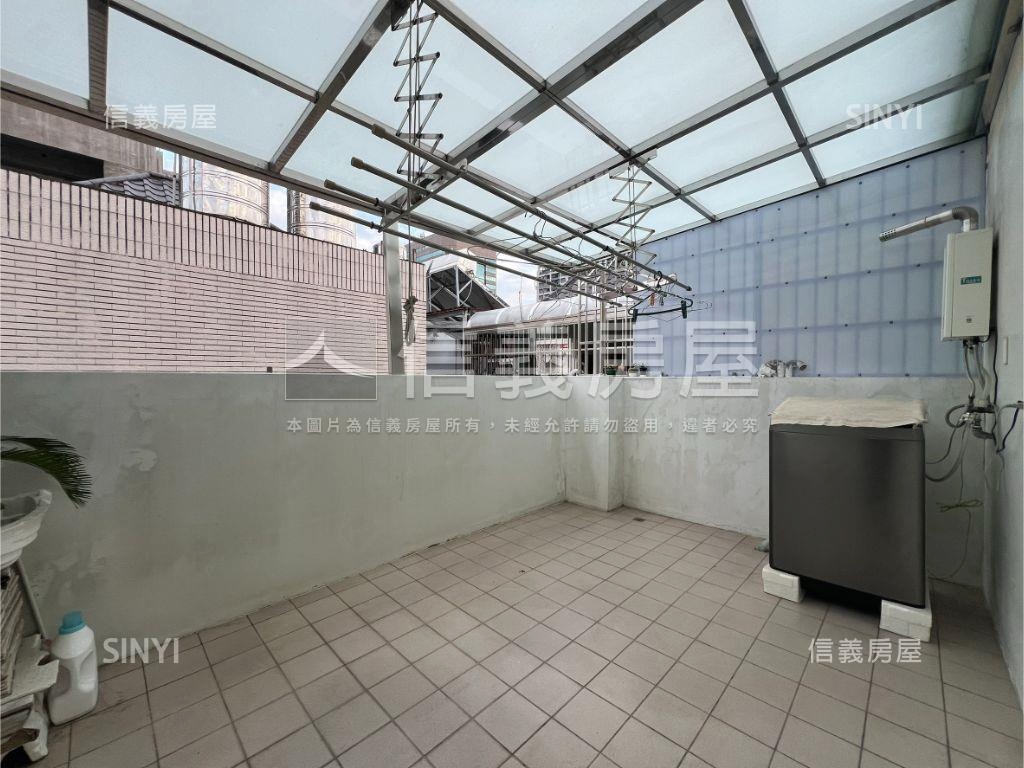 一點利旁約２２年車庫別墅房屋室內格局與周邊環境