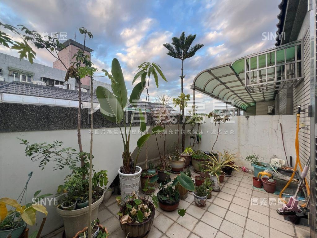 一點利旁約２２年車庫別墅房屋室內格局與周邊環境