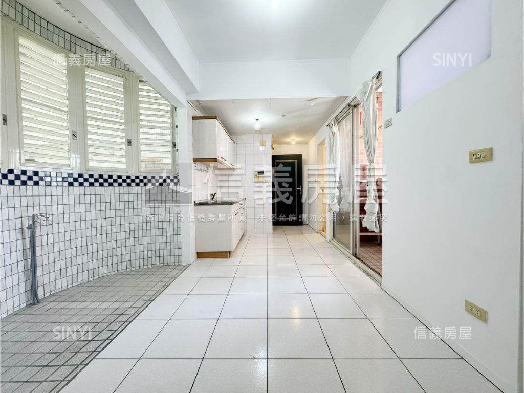 捷運可樂小資套房車位房屋室內格局與周邊環境