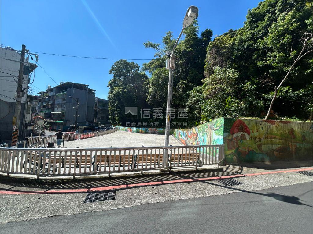 專任七張捷運公園３樓房屋室內格局與周邊環境