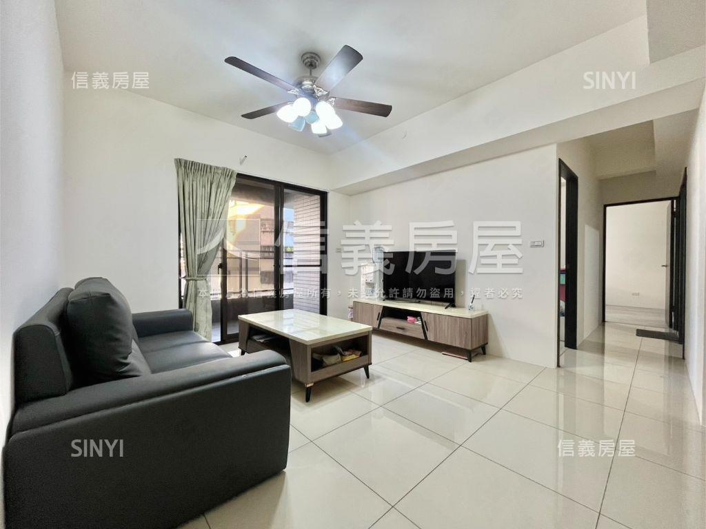 屋齡約６年耀文心３房平車房屋室內格局與周邊環境