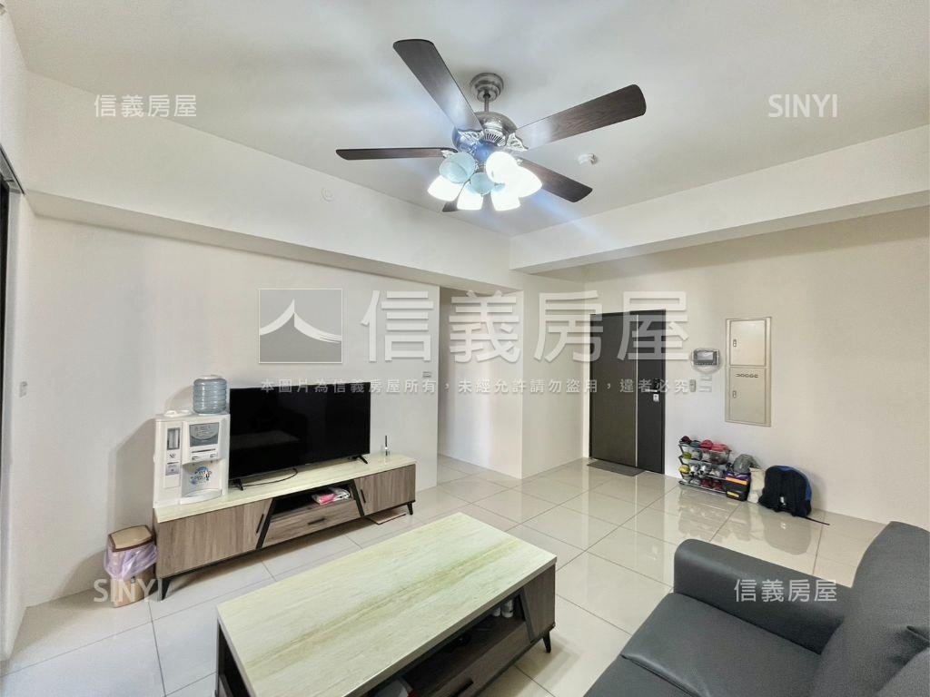 屋齡約６年耀文心３房平車房屋室內格局與周邊環境