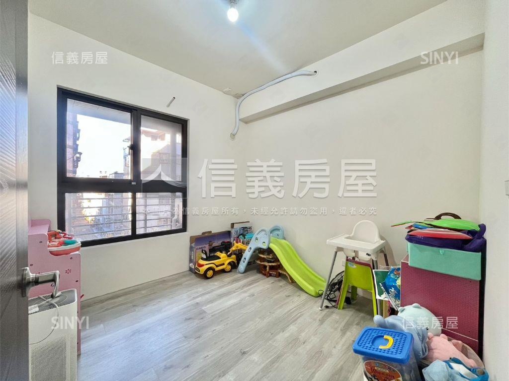 屋齡約６年耀文心３房平車房屋室內格局與周邊環境