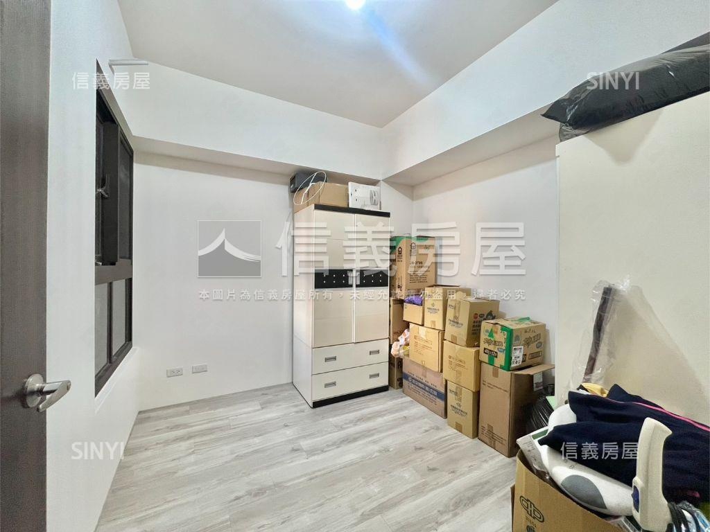 屋齡約６年耀文心３房平車房屋室內格局與周邊環境