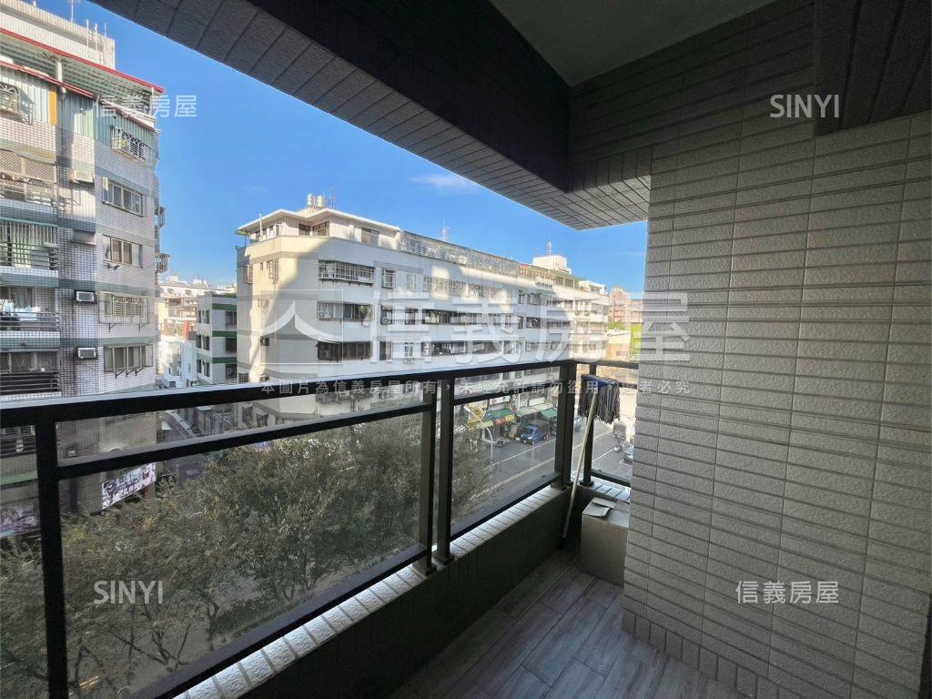 屋齡約６年耀文心３房平車房屋室內格局與周邊環境