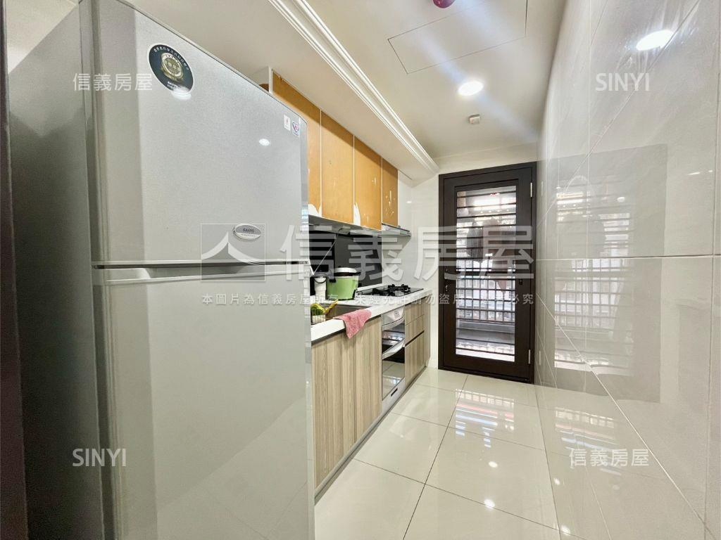 屋齡約６年耀文心３房平車房屋室內格局與周邊環境