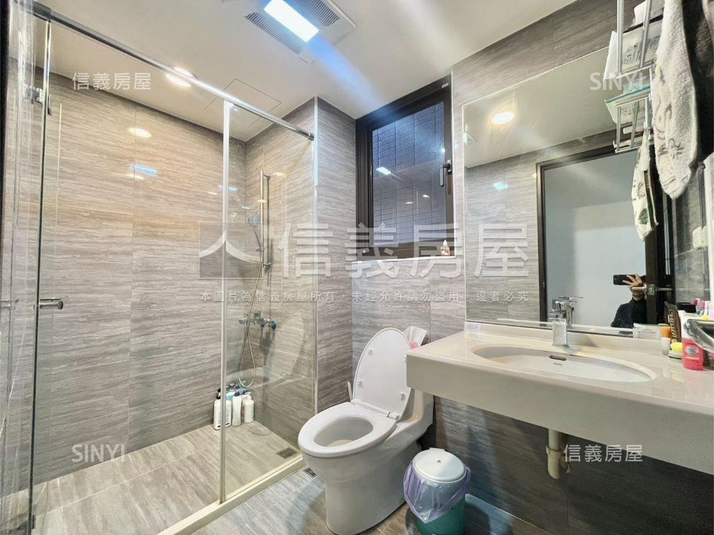 屋齡約６年耀文心３房平車房屋室內格局與周邊環境