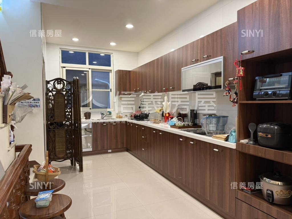 近市政府文化中心騎樓透店房屋室內格局與周邊環境