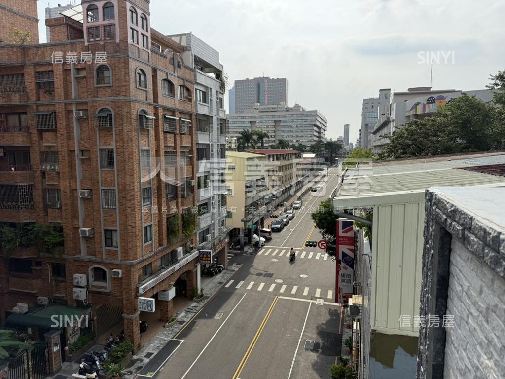 近市政府文化中心騎樓透店房屋室內格局與周邊環境