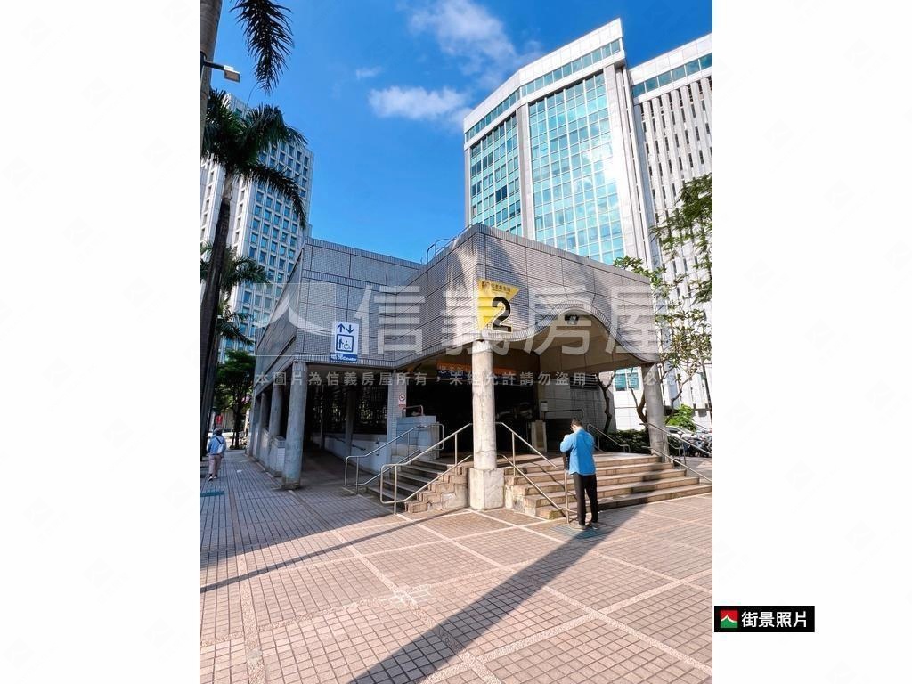 正面忠孝東路挑高店面房屋室內格局與周邊環境