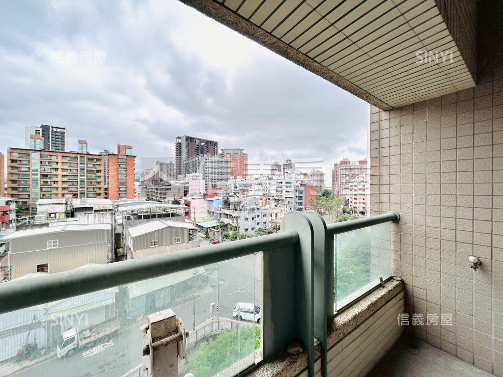 大都市御品三房車位房屋室內格局與周邊環境