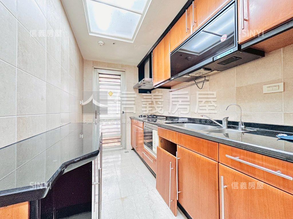 大都市御品三房車位房屋室內格局與周邊環境