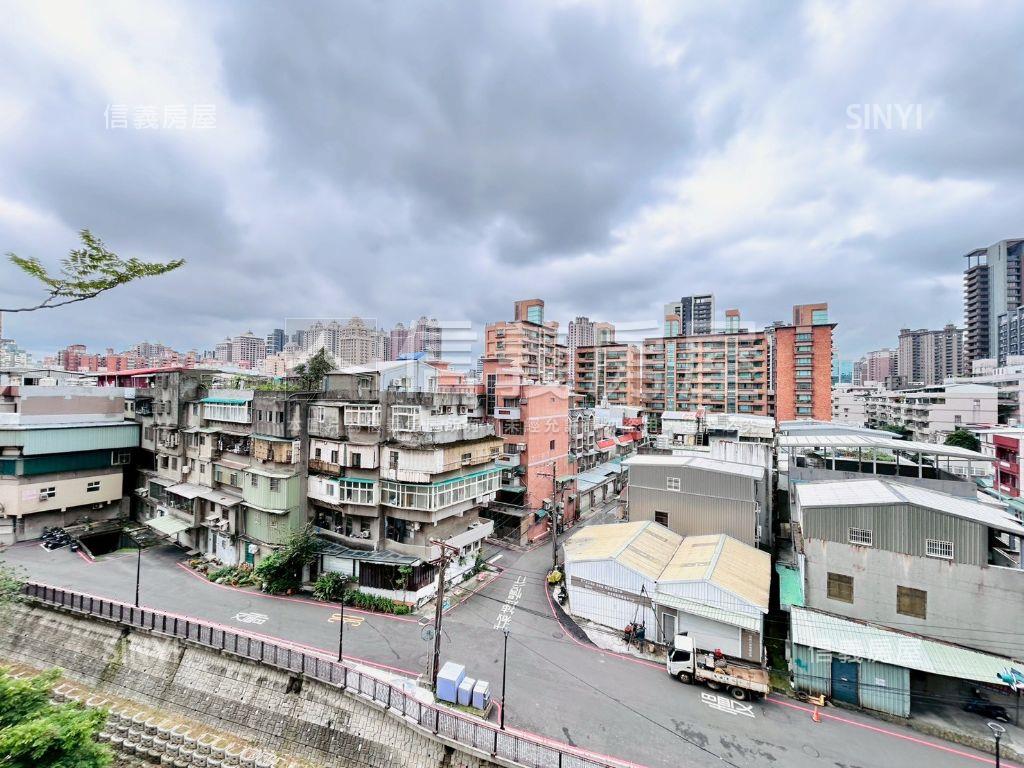 大都市御品三房車位房屋室內格局與周邊環境