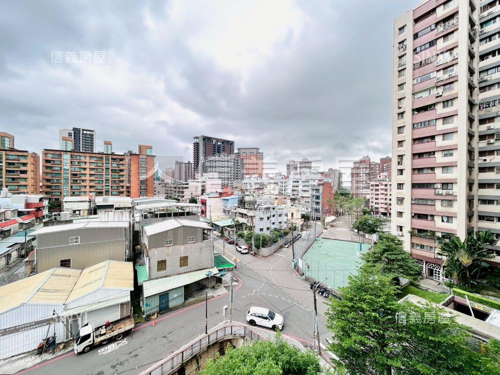 大都市御品三房車位房屋室內格局與周邊環境