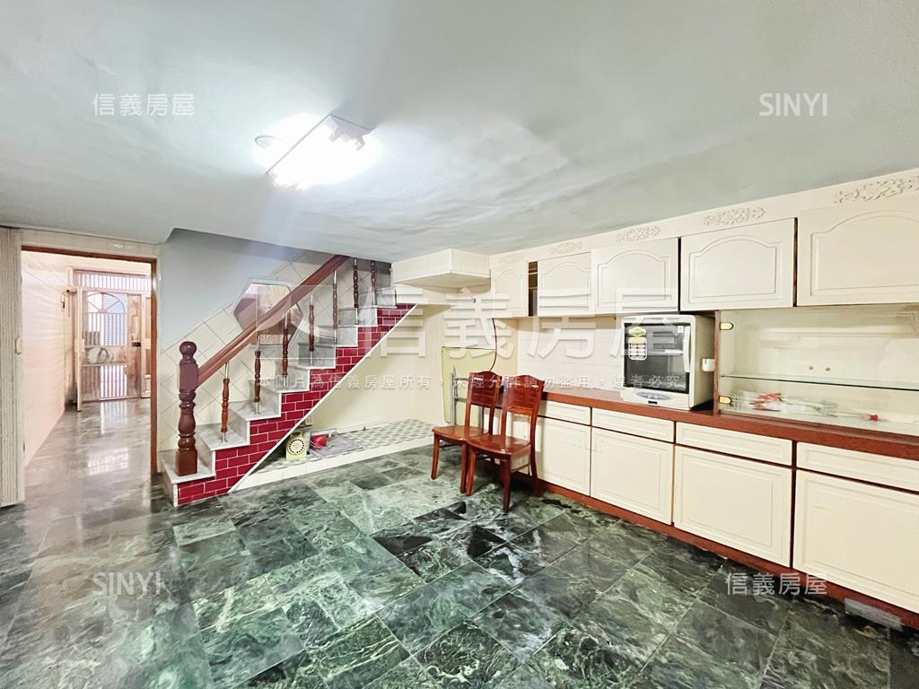 捷運旁屋況佳透天房屋室內格局與周邊環境