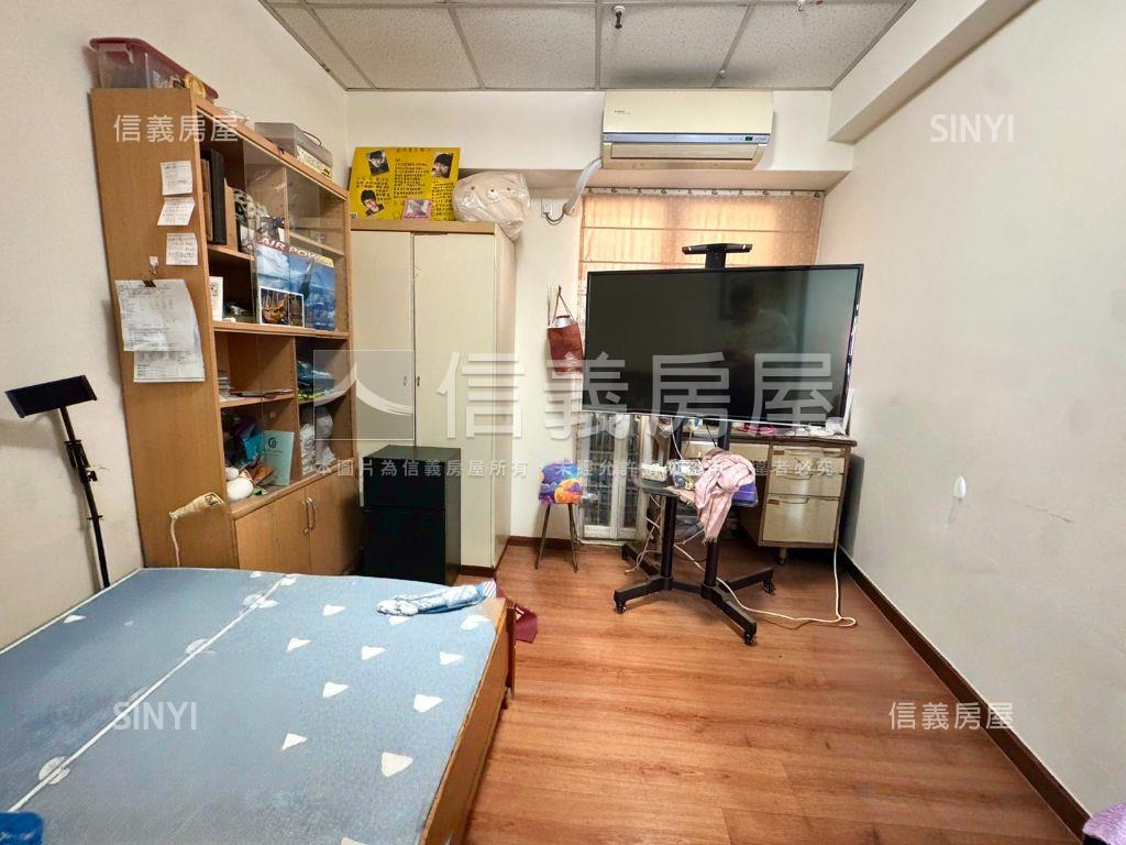 文心及第次頂樓四房平車房屋室內格局與周邊環境