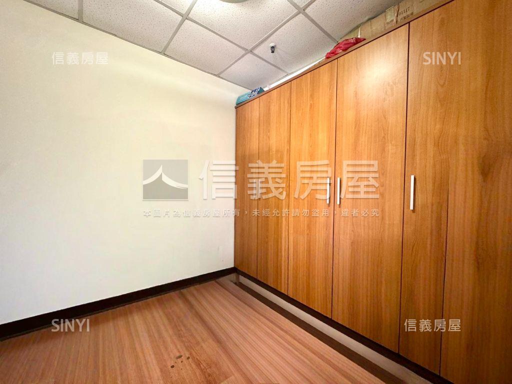 文心及第次頂樓四房平車房屋室內格局與周邊環境