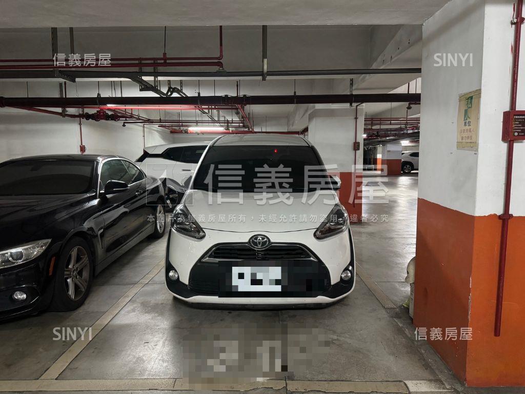 文心及第次頂樓四房平車房屋室內格局與周邊環境