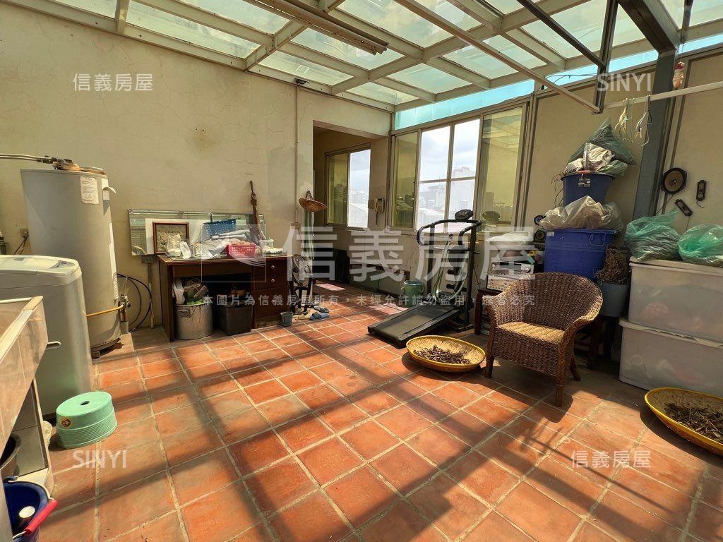 稀有釋出臨路角間大透店房屋室內格局與周邊環境