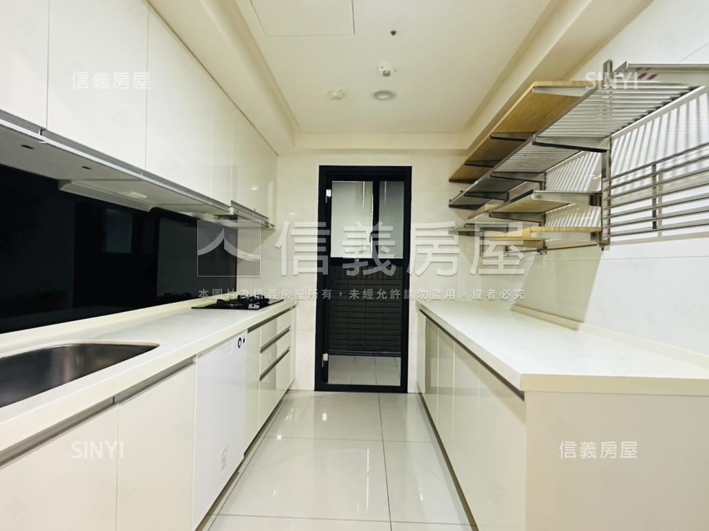 專任近成功國中雙平面車位房屋室內格局與周邊環境