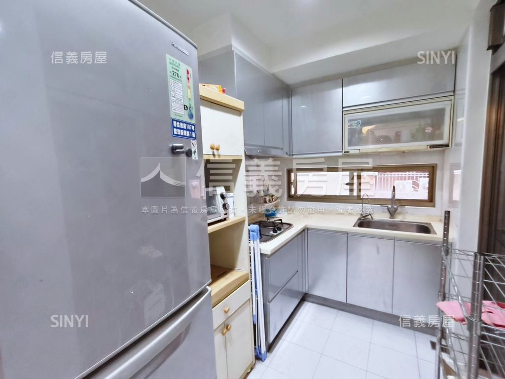 專任新站歐洲兩房坡平車位房屋室內格局與周邊環境