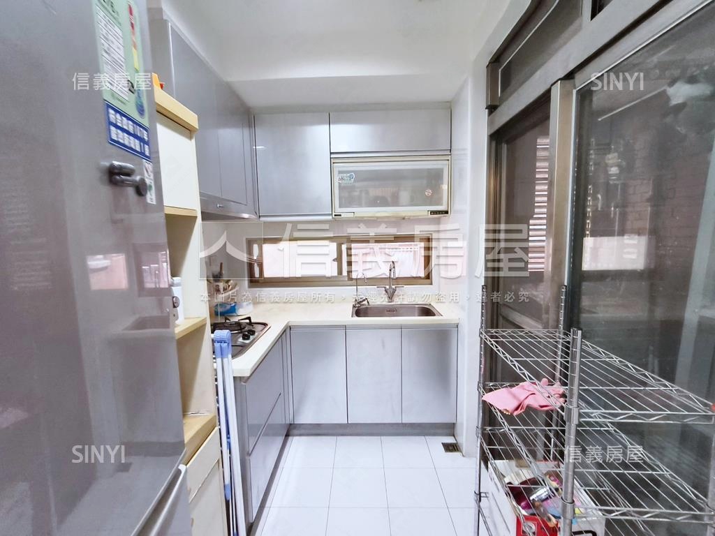 專任新站歐洲兩房坡平車位房屋室內格局與周邊環境