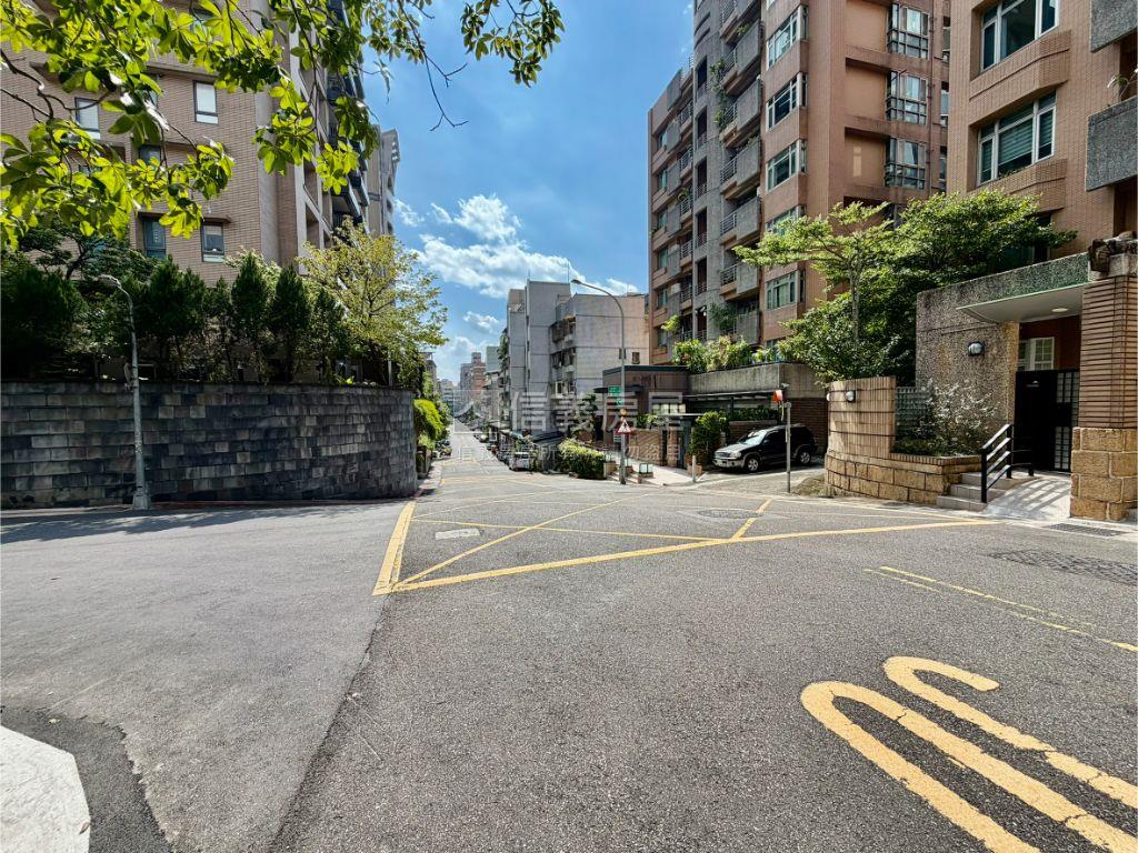 好便宜好讚的景山硯車位房屋室內格局與周邊環境
