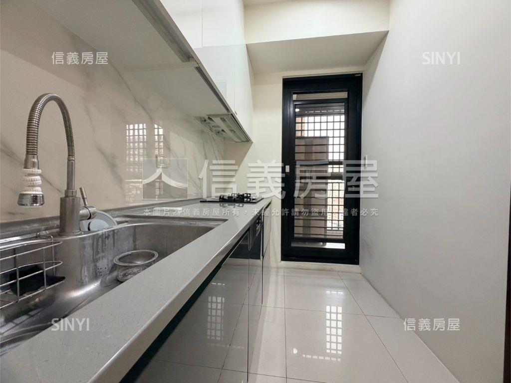 左營高鐵精裝大兩房平車房屋室內格局與周邊環境