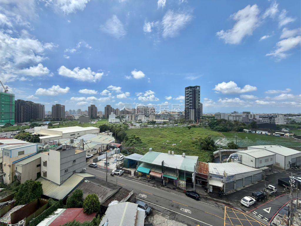 專任夢想美景兩房車位房屋室內格局與周邊環境