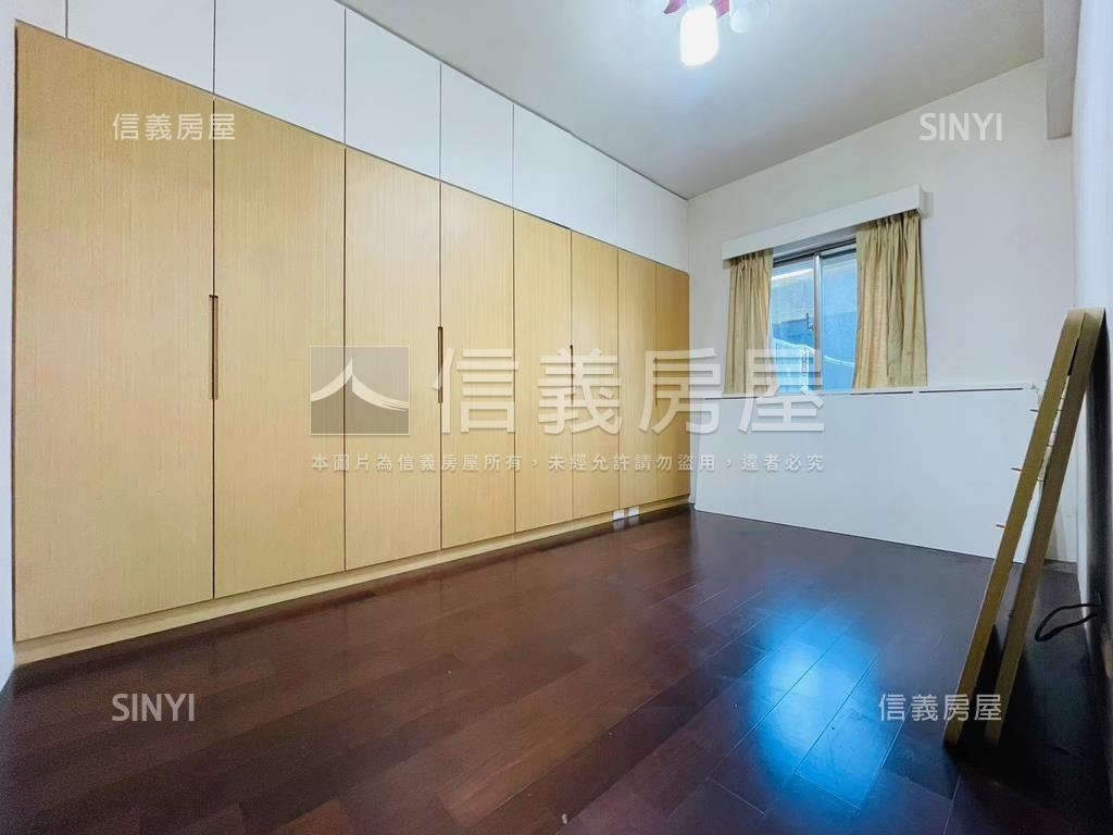 華揚天下四房車位房屋室內格局與周邊環境