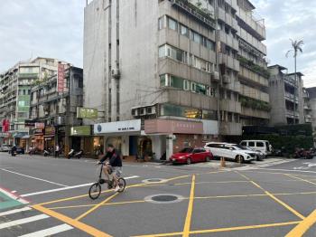 正大安路２樓三角窗店辦