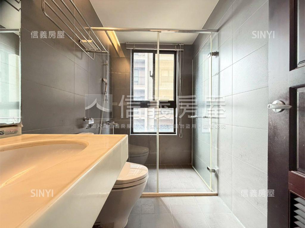 高峰會三房雙車位房屋室內格局與周邊環境