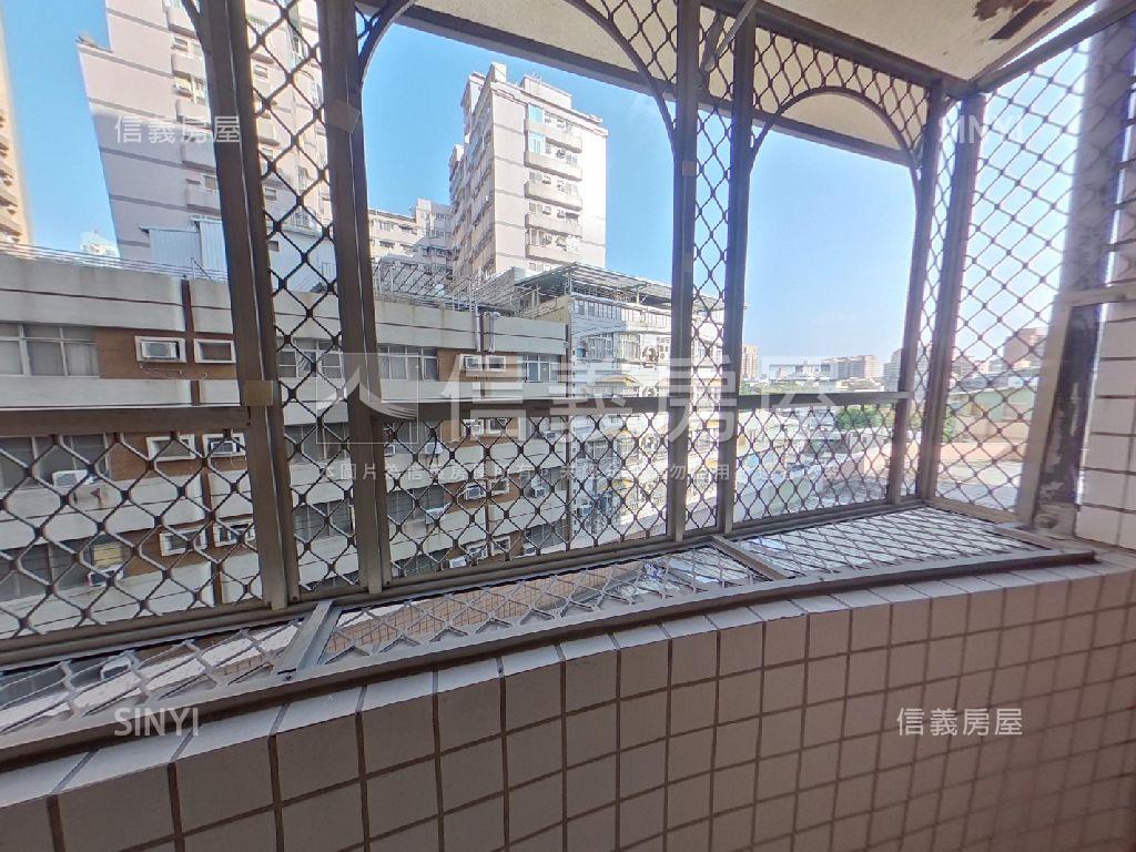 稀有低總價大坪數平面車位房屋室內格局與周邊環境