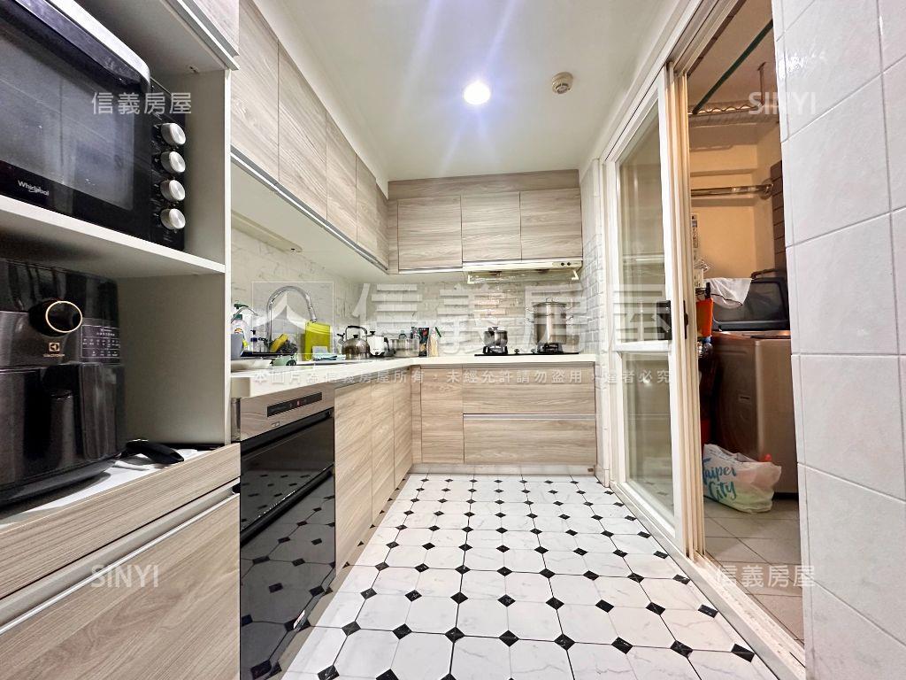 巴賽隆納裝潢四房附坡平車房屋室內格局與周邊環境