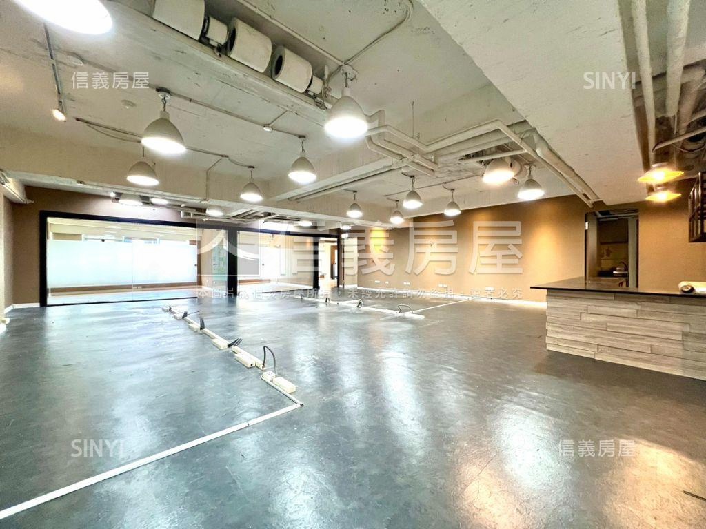 玻璃帷幕純辦大樓房屋室內格局與周邊環境