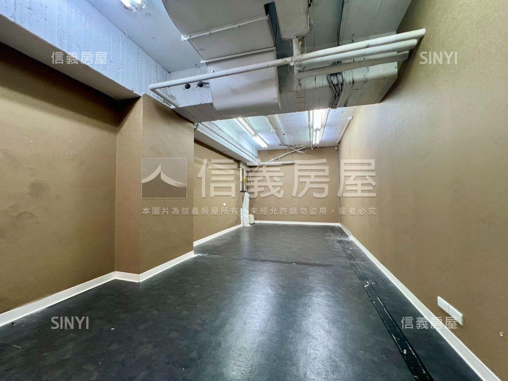 玻璃帷幕純辦大樓房屋室內格局與周邊環境