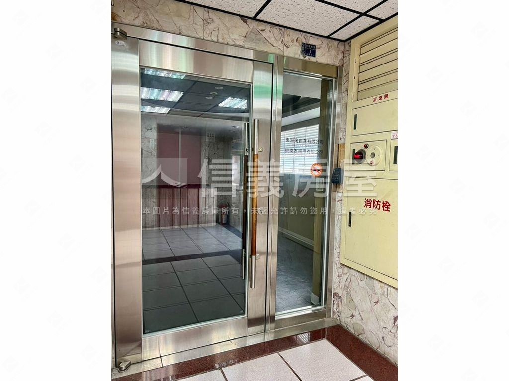 玻璃帷幕純辦大樓房屋室內格局與周邊環境