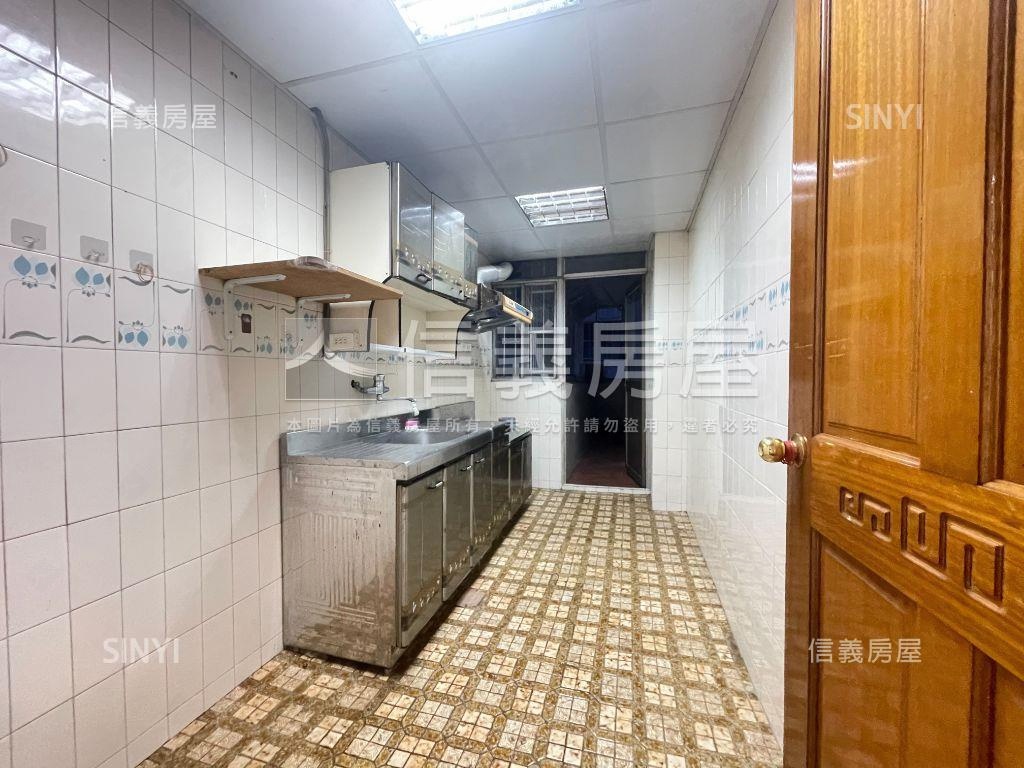 近輕軌３房全衛開窗屋況佳房屋室內格局與周邊環境