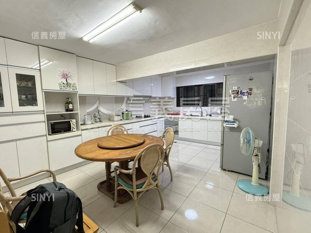 學校旁健康三街店住房屋室內格局與周邊環境