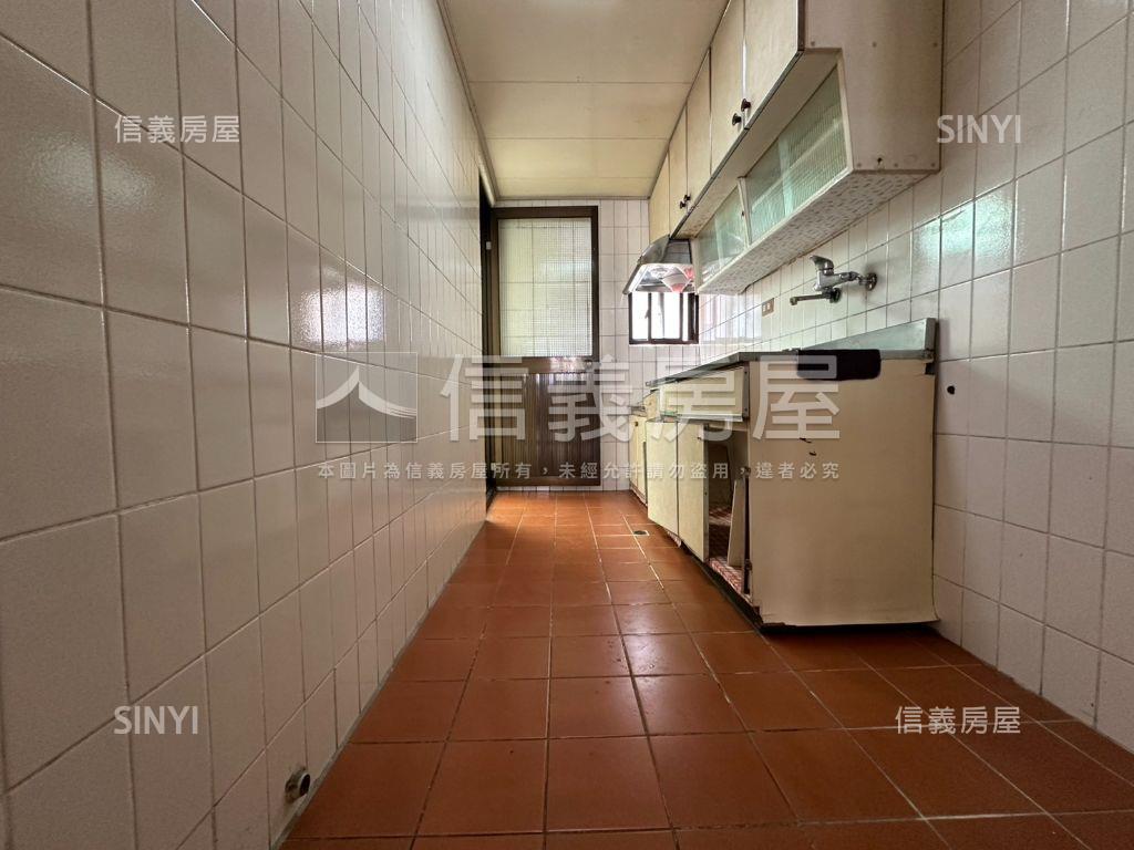 未來體育園區稀有國泰３房房屋室內格局與周邊環境