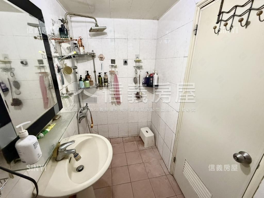 近捷運一樓停車方便房屋室內格局與周邊環境