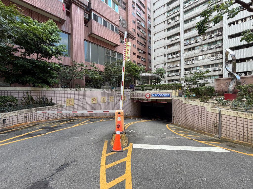 演說家。收租套房車位１０房屋室內格局與周邊環境