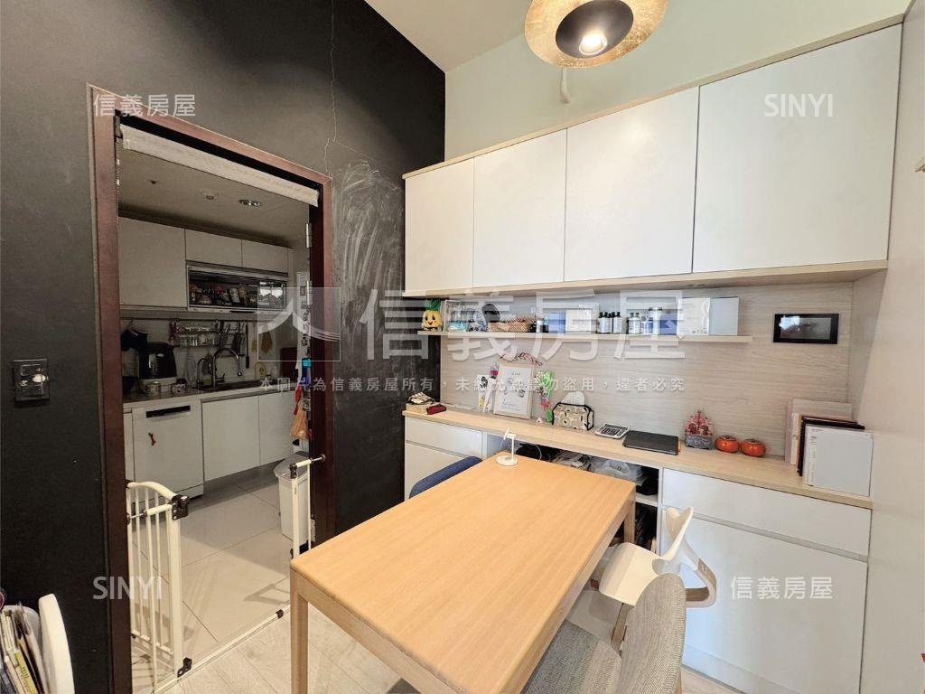 文華匯次頂樓精裝歐風兩房房屋室內格局與周邊環境