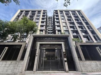 九昱十美挑高庭院豪邸